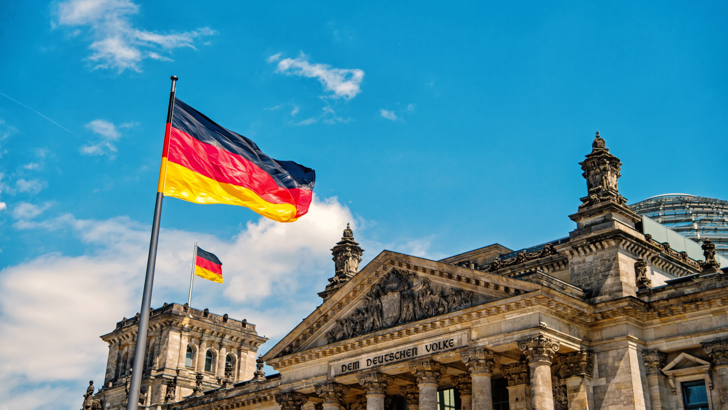 Deutsche Flaggen vor dem Reichstag