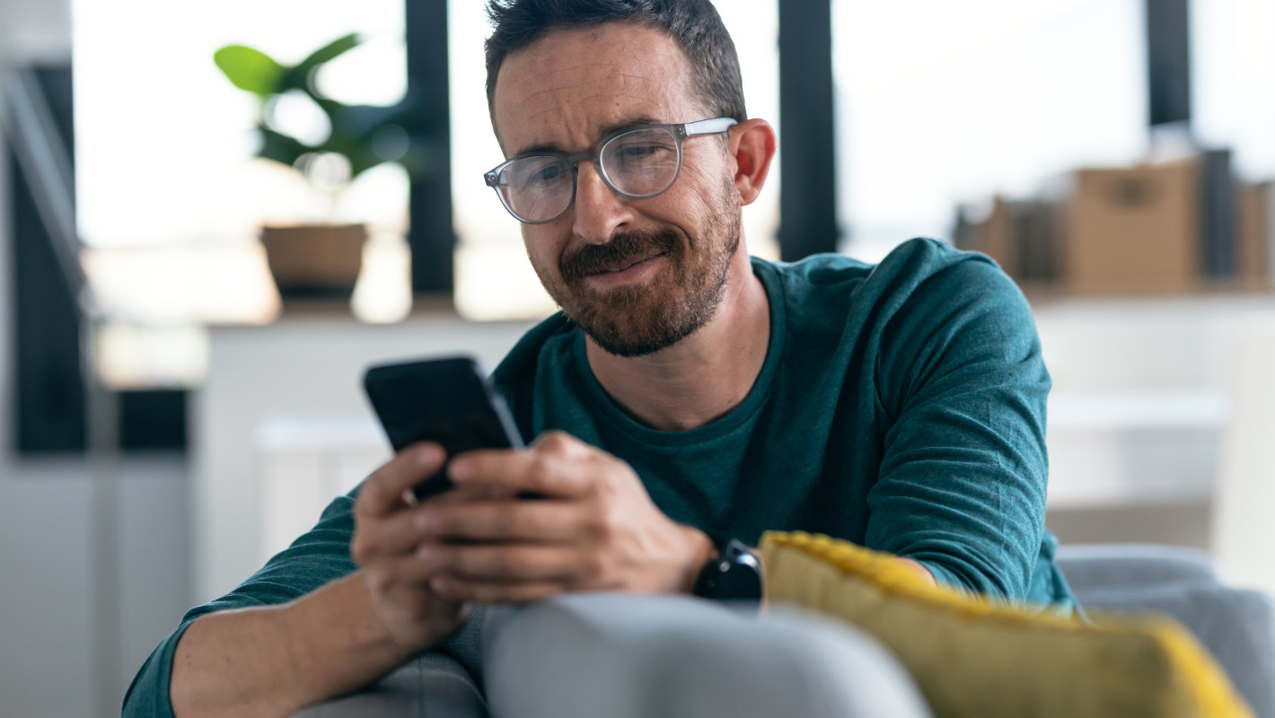 Mann benutzt sein Smartphone